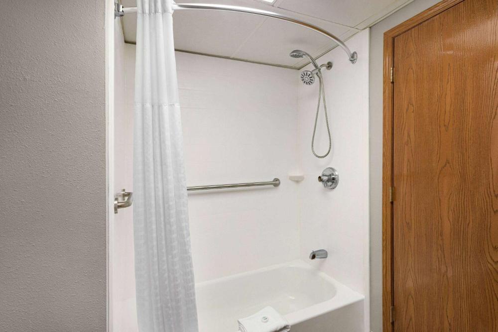 1 King Bed, Mobility Accessible Room, Bathtub w/ Grab Bars, Non-Smoking interior